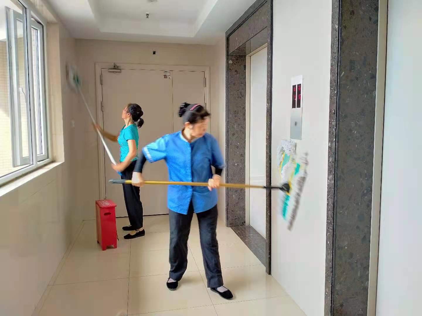 室內走道墻面擦拭.jpg